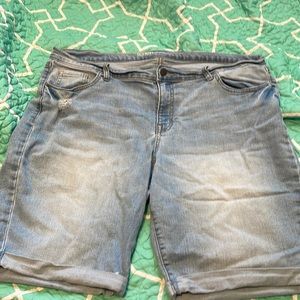 Old Navy Curvy Profile Jean shorts